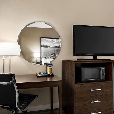 Super 8 By Wyndham Sarnia On Otel Dış mekan fotoğraf