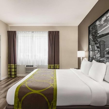 Super 8 By Wyndham Sarnia On Otel Dış mekan fotoğraf