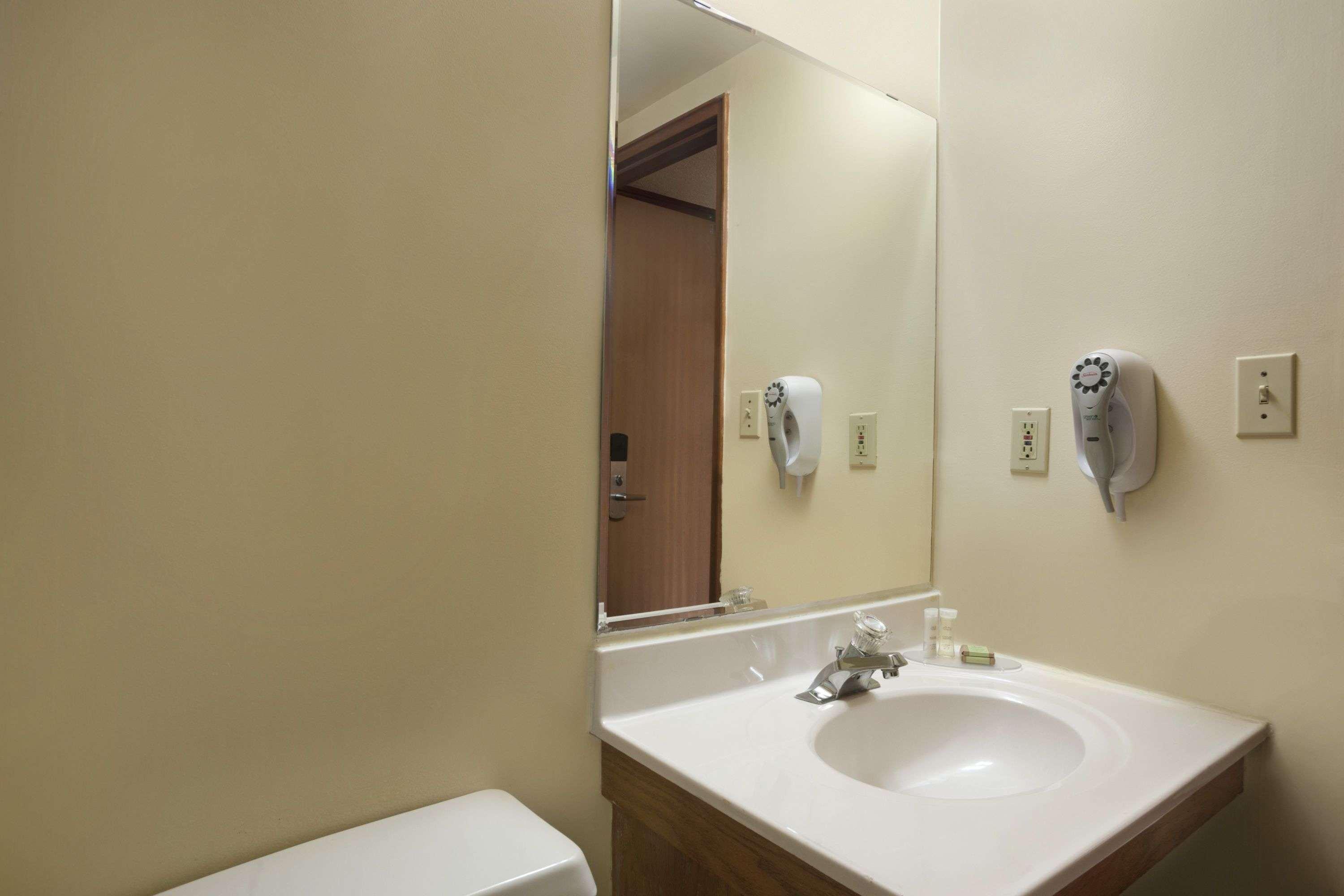 Super 8 By Wyndham Sarnia On Otel Dış mekan fotoğraf