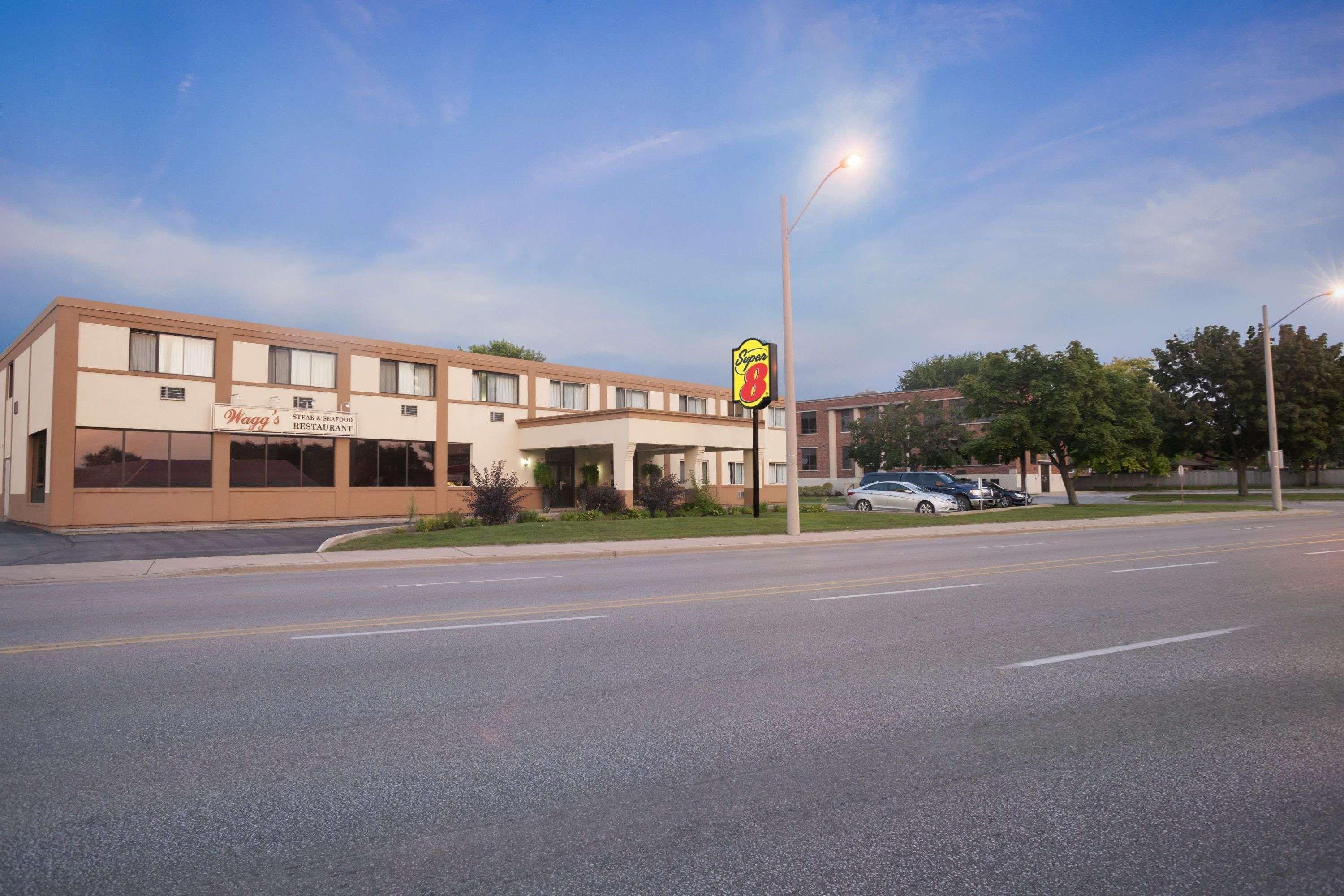 Super 8 By Wyndham Sarnia On Otel Dış mekan fotoğraf