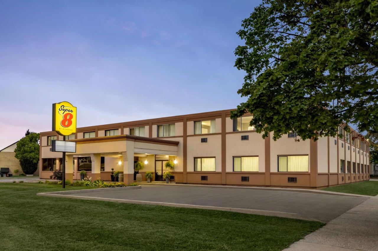 Super 8 By Wyndham Sarnia On Otel Dış mekan fotoğraf