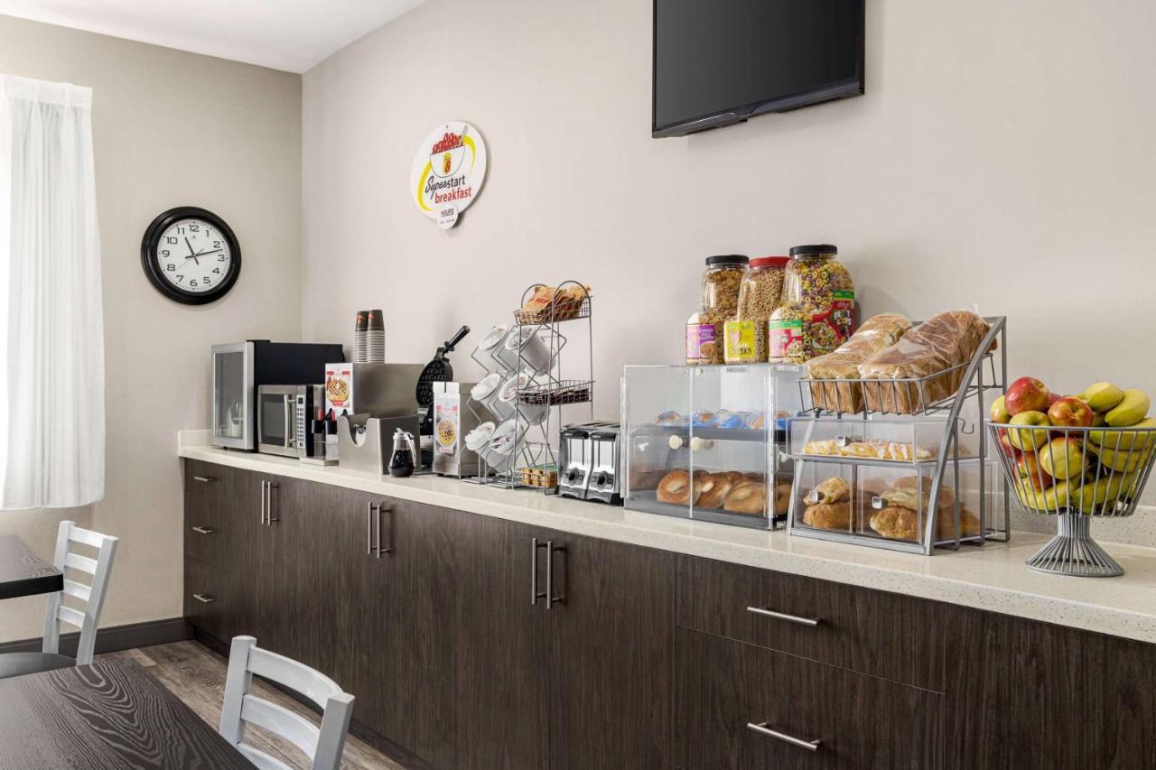 Super 8 By Wyndham Sarnia On Otel Dış mekan fotoğraf