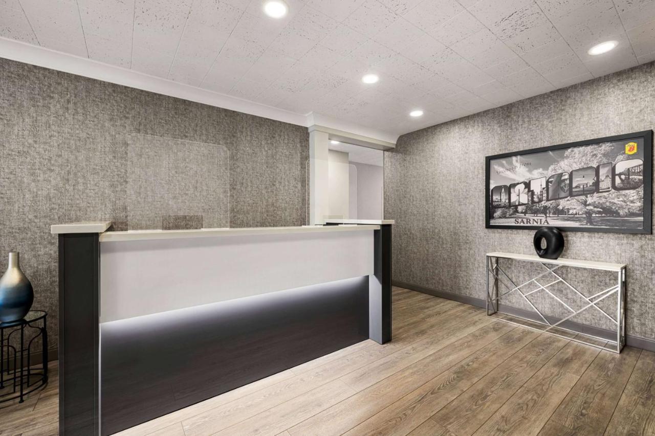 Super 8 By Wyndham Sarnia On Otel Dış mekan fotoğraf