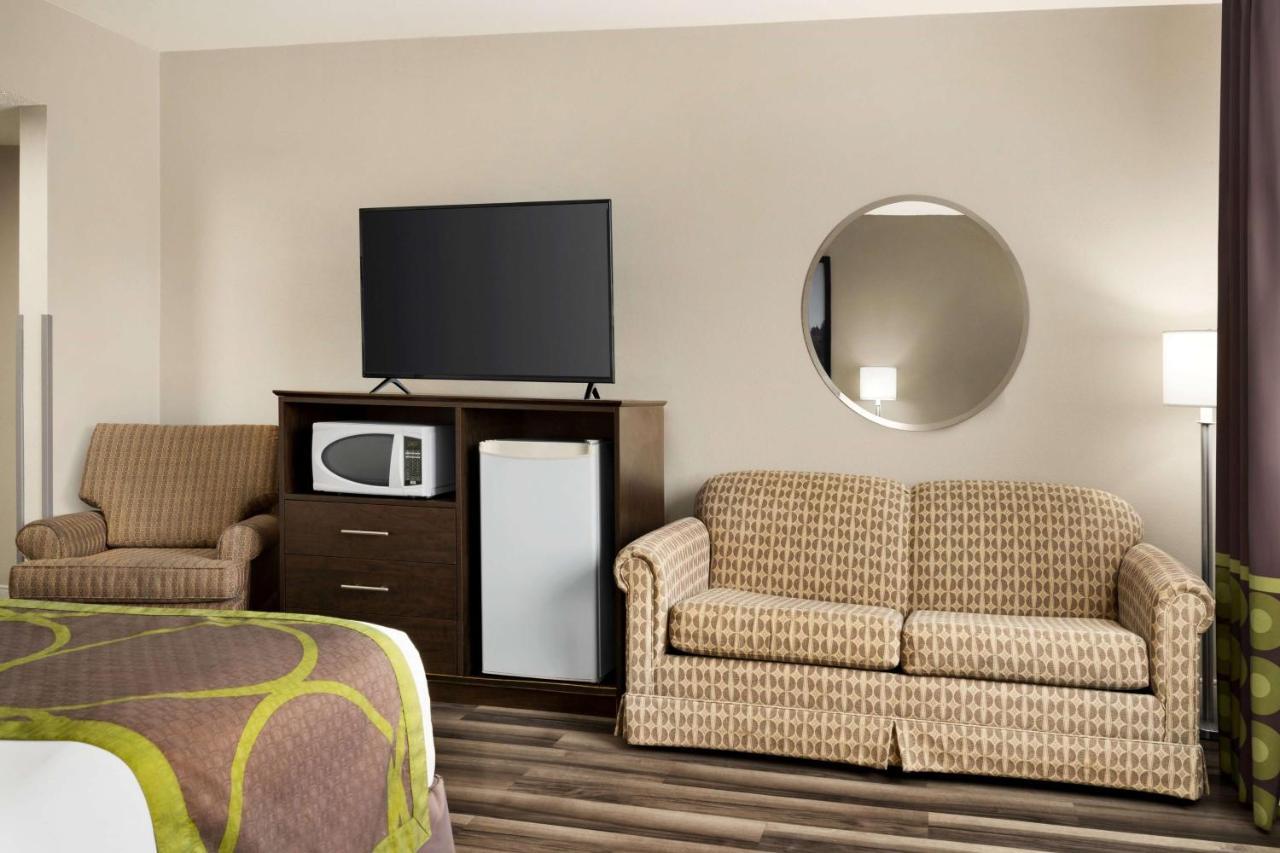 Super 8 By Wyndham Sarnia On Otel Dış mekan fotoğraf