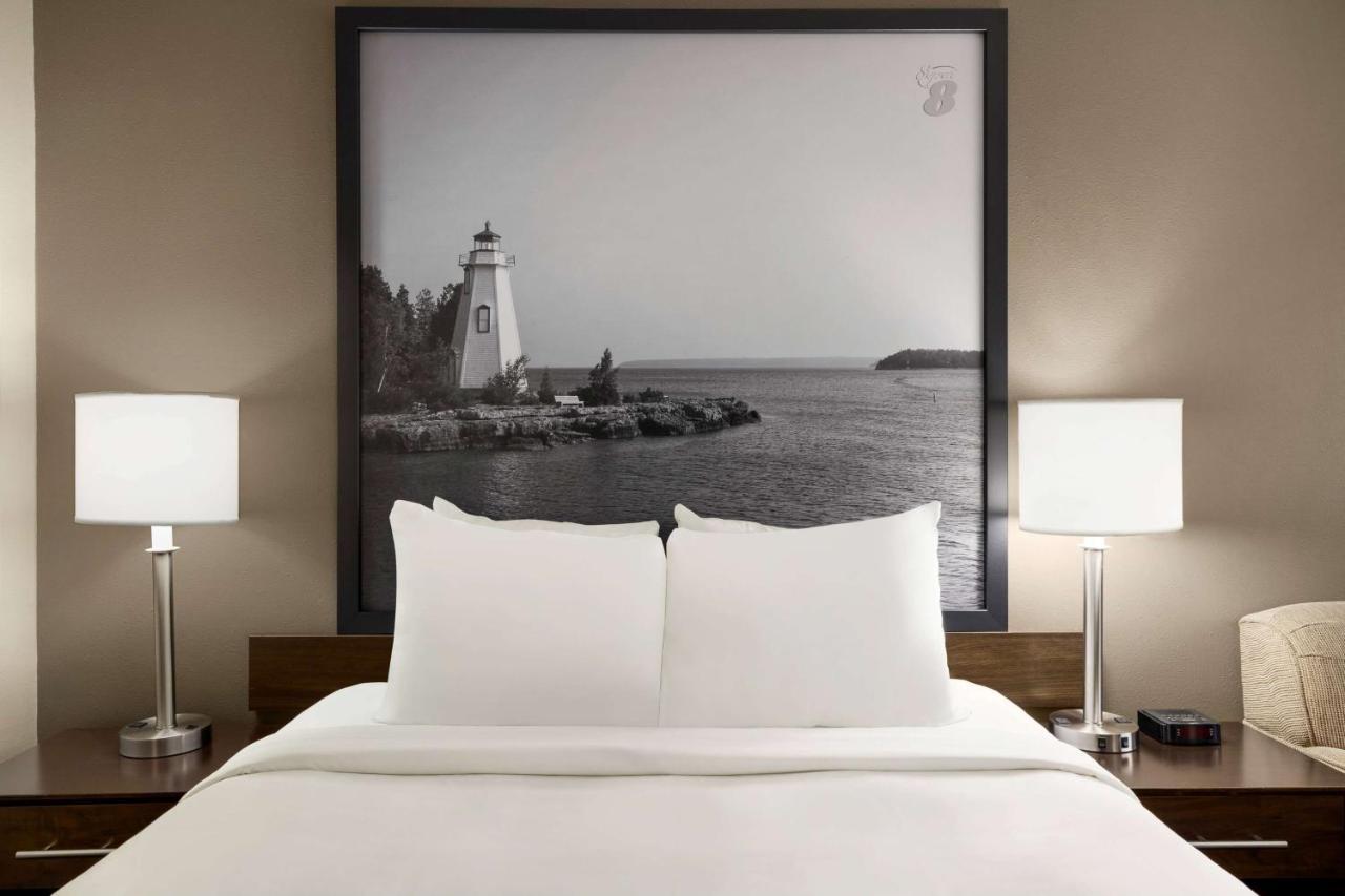 Super 8 By Wyndham Sarnia On Otel Dış mekan fotoğraf