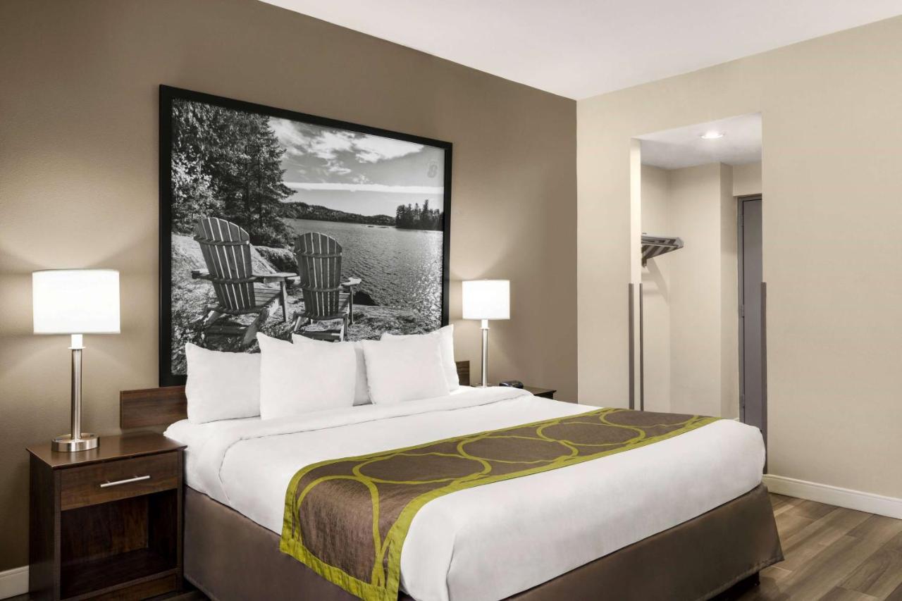 Super 8 By Wyndham Sarnia On Otel Dış mekan fotoğraf
