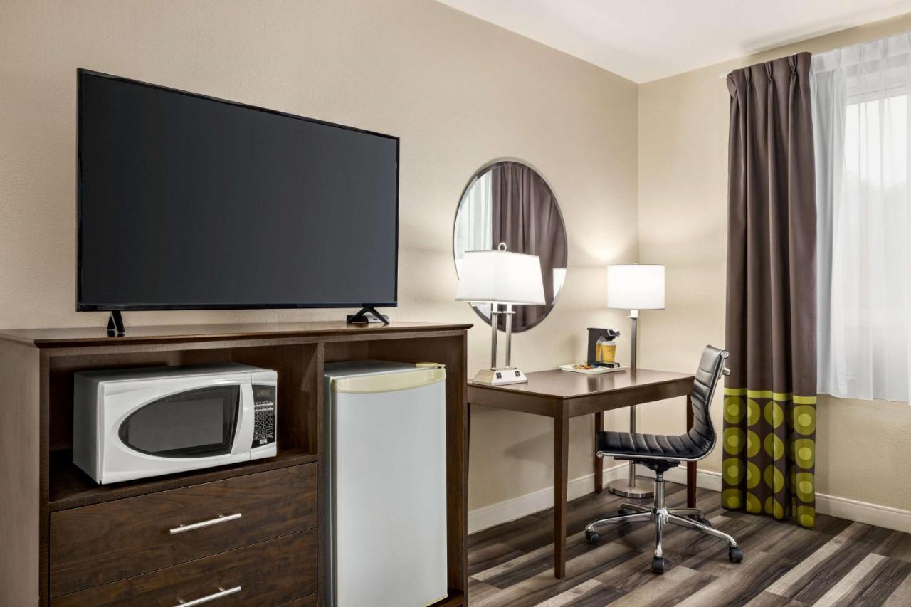 Super 8 By Wyndham Sarnia On Otel Dış mekan fotoğraf