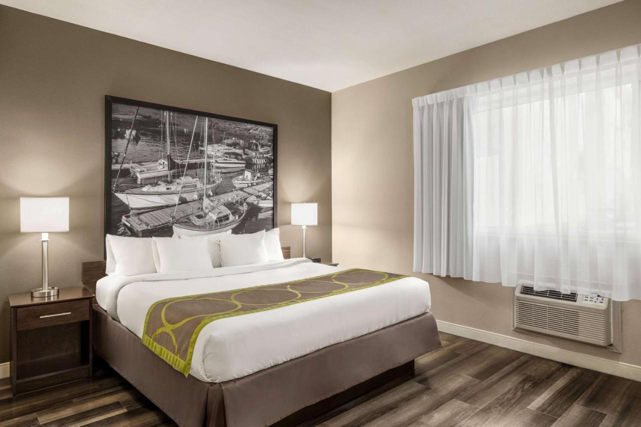 Super 8 By Wyndham Sarnia On Otel Dış mekan fotoğraf
