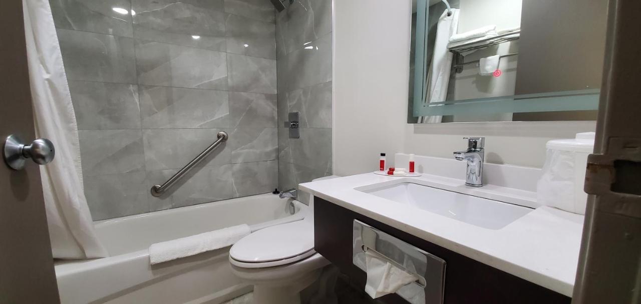 Super 8 By Wyndham Sarnia On Otel Dış mekan fotoğraf