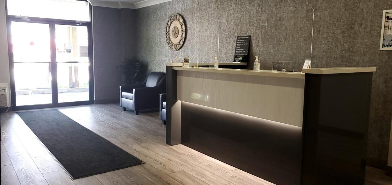 Super 8 By Wyndham Sarnia On Otel Dış mekan fotoğraf