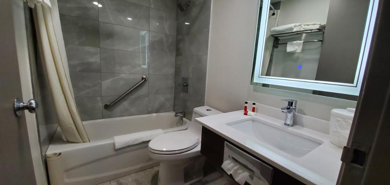 Super 8 By Wyndham Sarnia On Otel Dış mekan fotoğraf