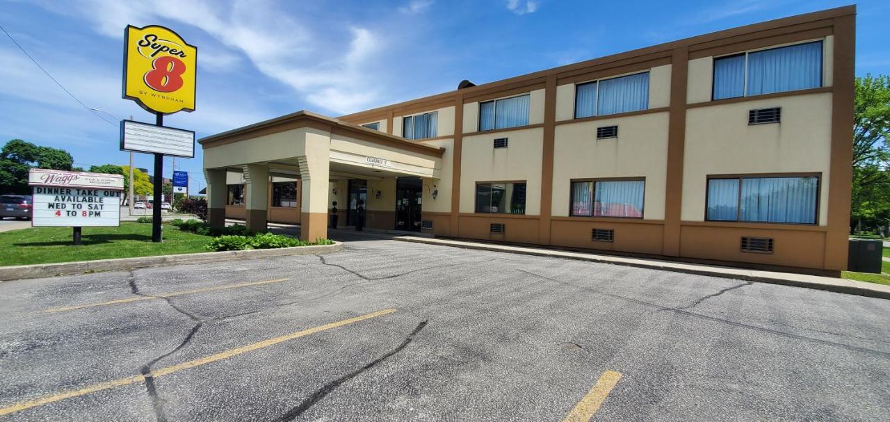 Super 8 By Wyndham Sarnia On Otel Dış mekan fotoğraf